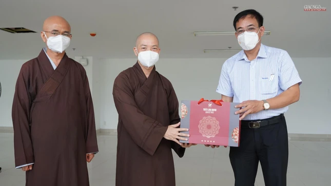 Trao quà tri ân đến ông Nguyễn Duy Tân