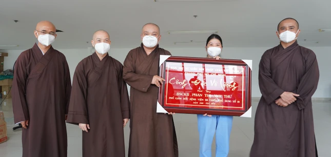 Trao khánh vàng đến ThS.BSCKII Phan Thị Anh Thư, Phó Giám đốc Bệnh viện Dã chiến số 10