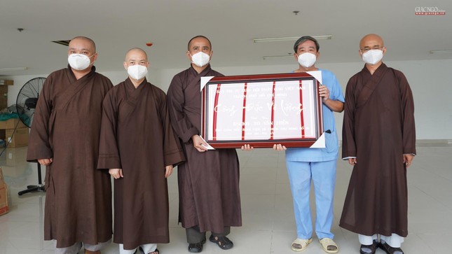 Trao bảng tri ân đến BS.Tô Văn Hiền, Phó Giám đốc Bệnh viện Dã chiến số 10