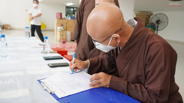 Thượng tọa Thích Thiện Quý ký biên hoàn trả máy X-quang