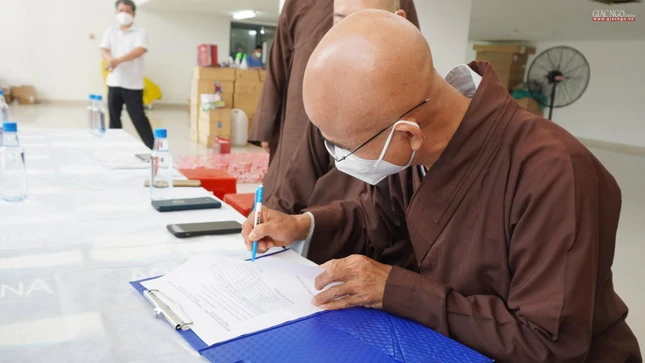 Thượng tọa Thích Thiện Quý ký biên hoàn trả máy X-quang