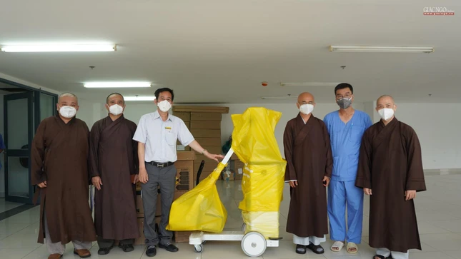 BSCK2 Trần Văn Khanh, Giám đốc Bệnh viện Lê Văn Thịnh, kiêm Giám đốc Bệnh viện Dã chiến thu dung điều trị Covid-19 số 3 tiếp nhận máy X-quang từ Ban Trị sự GHPGVN TP.HCM