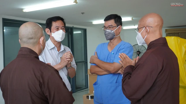 BSCKII Trần Văn Khanh, Giám đốc Bệnh viện Dã chiến thu dung điều trị Covid-19 số 3 cảm ơn và cho biết sẽ sử dụng máy X-quang phục vụ tốt nhất cho việc điều trị người bệnh, xứng đáng với tâm nguyện của quý Tăng Ni