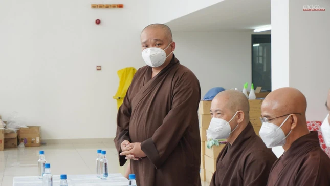 Đại đức Thích Trung Nguyện giới thiệu chư tôn đức tham dự