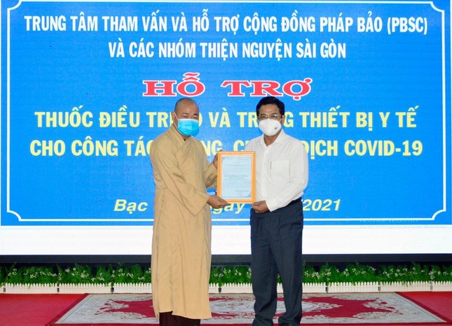 Đại đức Thích Đồng Nguyện nhận thư cảm ơn từ chính quyền tỉnh Bạc Liêu - Ảnh: PB