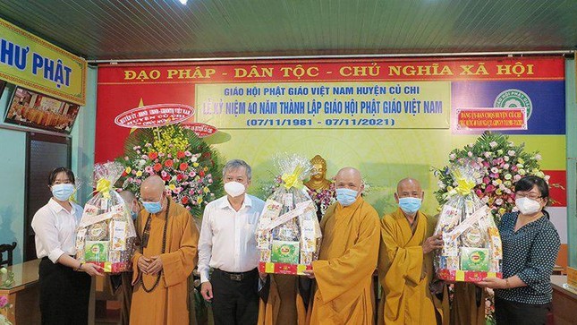 Tặng quà chúc mừng