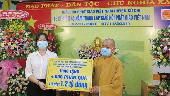Thượng tọa Thích An Thường trao 1.2 tỷ đồng các phần quà tặng đến người dân khó khăn trên địa bàn huyện, do bà Trương Thị Mỹ Hạnh, Phó Chủ tịch UBMTTQVN huyện Củ Chi đại diện đón nhận