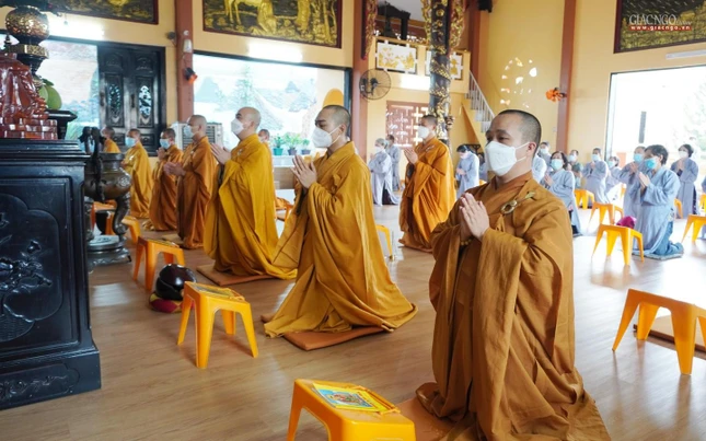 Chư tôn đức tham dự khóa lễ cúng ngọ