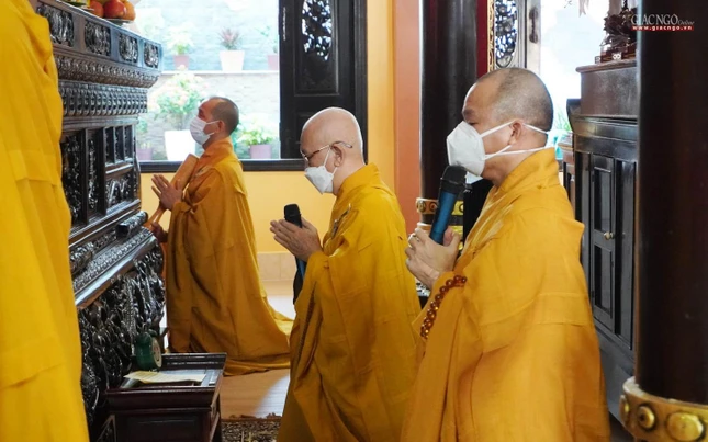 Hòa thượng Thích Tịnh Thành sám chủ khóa lễ