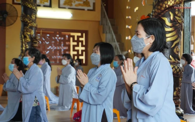 Phật tử tham dự khóa lễ