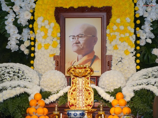 Di ảnh, long vị cố Trưởng lão Hòa thượng Thích Hiển Pháp