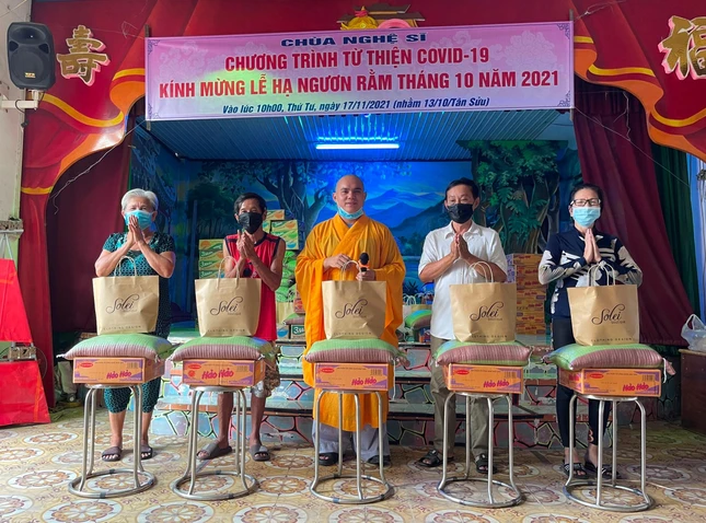 Đại đức Thích Huệ Đạo, Tri sự chùa Nghệ Sĩ tặng quà đến bà con cư ngụ tại phường 11, quận Gò Vấp