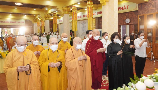 Chư tôn đức giáo phẩm và đại diện chính quyền niêm hương tưởng niệm