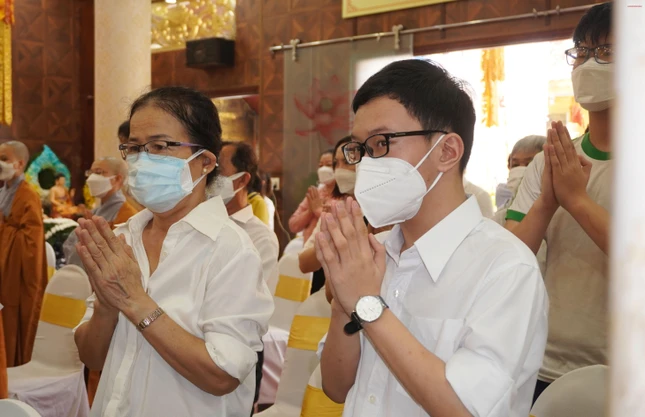 Thân nhân gia đình có người mất vì Covid-19 tham dự khóa lễ cầu siêu