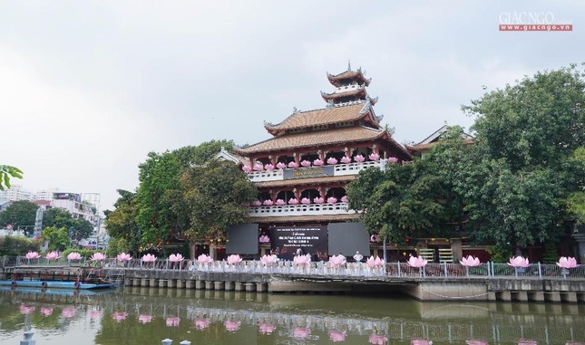 Chùa Pháp Hoa trang hoàn hoa sen lung linh