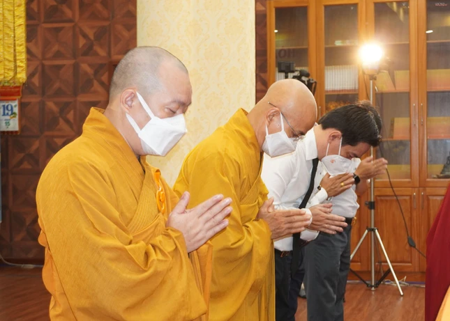 Nhờ năng lực của đại Tăng cầu nguyện chư hương linh siêu thoát