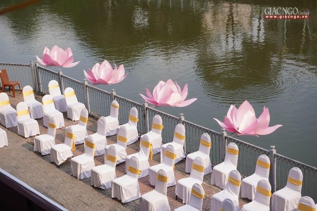 Sân khấu trước chùa Pháp Hoa, bên kênh Nhiêu Lộc, đã được chuẩn bị đón đại biểu