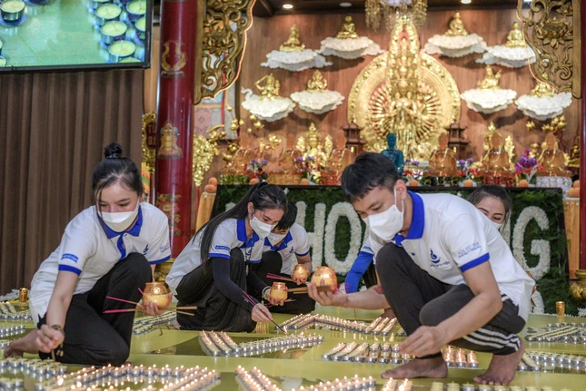 Các tình nguyện viên xếp nến tại Quan Âm tu viện