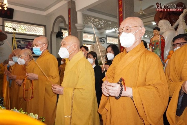 Chư tôn đức niêm hương tưởng niệm