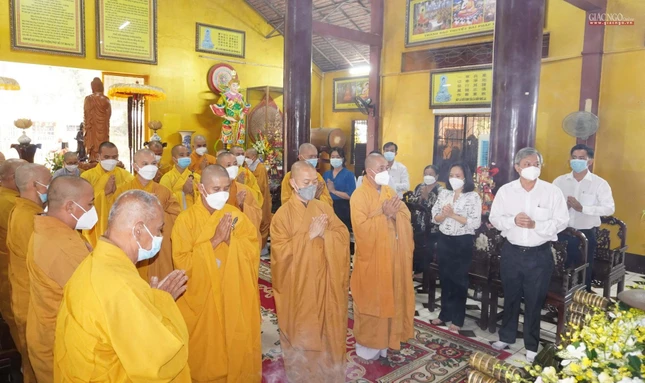 Trước khi bắt đầu lễ tưởng niệm, chư tôn đức và đại diện chính quyền đã có phút mặc niệm tưởng nhớ đến những đồng bào mất trong đại dịch Covid-19