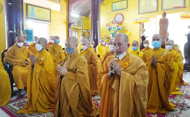 Thượng tọa Thích Tịnh Tâm đại diện môn đồ pháp quyến chùa Hoằng Linh, Phước Quang, Huệ Quang dâng lời tưởng niệm