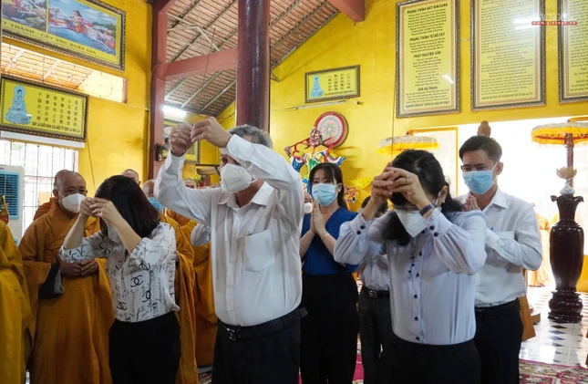 Ông Dương Văn Duyên, Trưởng ban Dân vận huyện ủy Củ Chi; Bà Võ Thị Kiều Tiên, Chủ tịch UBMTTQVN huyện Củ Chi, đại diện chính quyền các cấp tưởng niệm