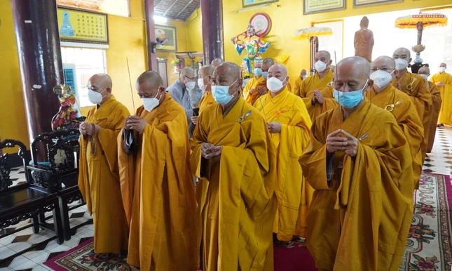 Chư tôn đức Chứng minh, Thường trực Ban Trị sự GHPGVN huyện Củ Chi thành kính tưởng niệm, tri ân những đóng góp của Hòa thượng đối với đạo pháp và dân tộc