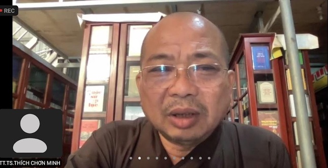 Thượng tọa tiến sĩ Thích Chơn Minh, Phó Viện trưởng Học viện, Chủ tịch Hội đồng Khoa học chấm luận văn "Quá trình hình thành - phát triển và những đóng góp của Học viện Phật giáo Việt Nam tại TP.HCM từ năm 1983 đến nay"