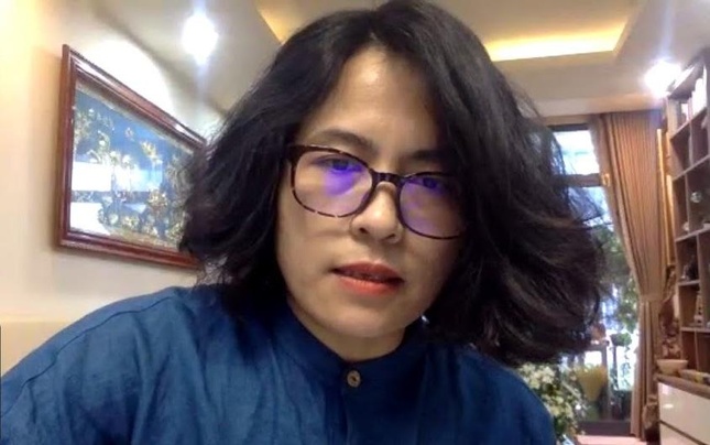 Tiến sĩ Lương Thu Hường góp ý về nội dung luận văn của học viên