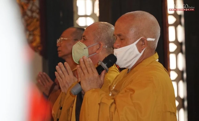 Chư tôn đức trong khóa lễ tại chánh điện