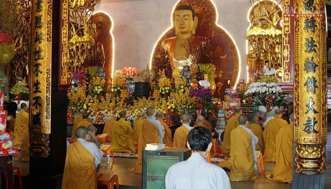 Khóa lễ tụng kinh A Di Đà cầu nguyện tại chánh điện chùa Vĩnh Nghiêm