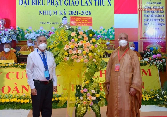 Ông Nguyễn Văn Lưu trao lẵng hoa chúc mừng của Ban Dân vận Thành ủy TP.HCM