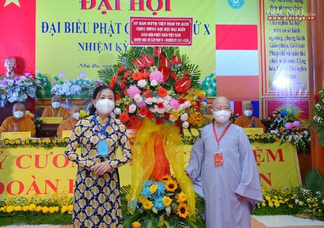 Ni trưởng Thích nữ Như Thảo đón nhận lẵng hoa chúc mừng của Ủy ban MTTQVN TP.HCM