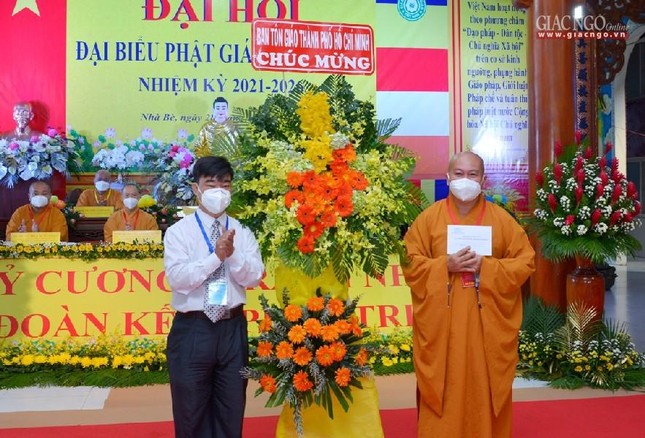 Ông Nguyễn Văn Lượng, Phó Trưởng ban Tôn giáo TP trao tịnh tài và lẵng hoa chúc mừng đại hội