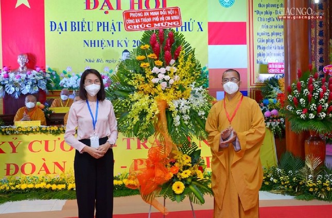 Lẵng hoa chúc mừng của Phòng An ninh đối nội Công an TP.HCM