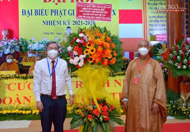 Ông Võ Phan Lê Nguyễn, Phó Chủ tịch UBND huyện Nhà Bè trao lẵng hoa chúc mừng