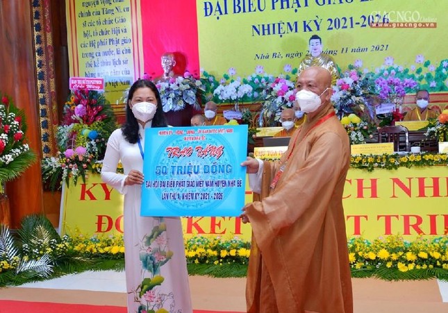 Bà Trương Kim Anh đại diện chính quyền huyện trao 50 triệu đồng hỗ trợ đại hội Phật giáo huyện Nhà Bè