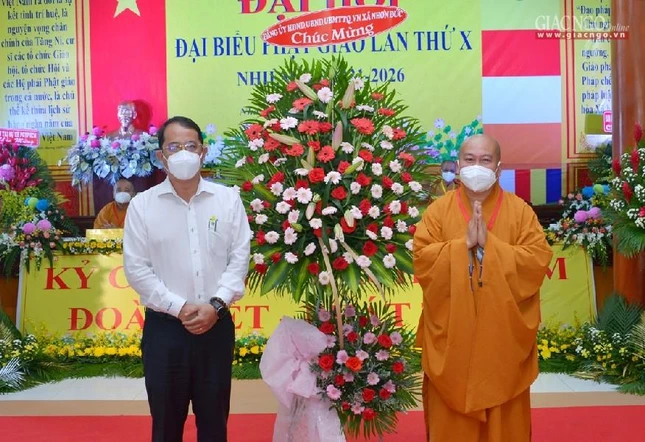 Lẵng hoa chúc mừng của xã Nhơn Đức