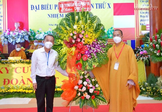 Lẵng hoa chúc mừng của Trung tâm bảo trợ trẻ em mồ côi chùa Pháp Võ