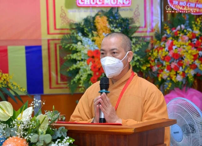 Thượng tọa Thích Quang Thạnh điều hành khen thưởng của Ban Trị sự GHPGVN TP.HCM