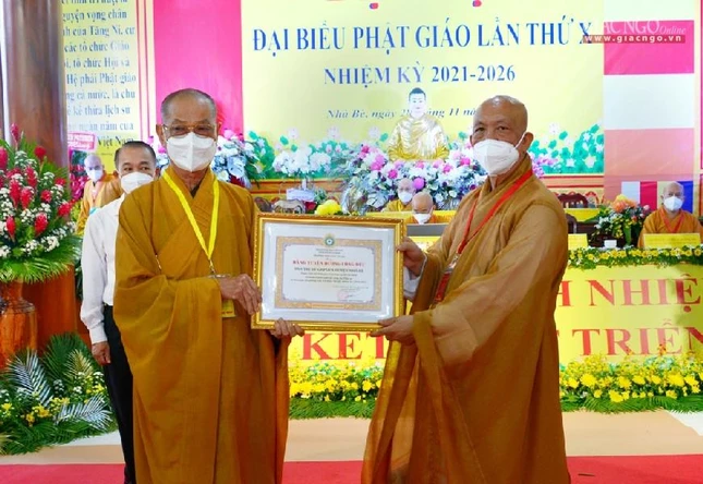 Hòa thượng Thích Huệ Văn trao Bằng tuyên dương công đức đến tập thể Ban Trị sự GHPGVN huyện Nhà Bè khóa IX
