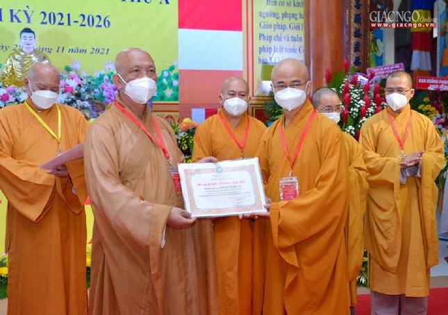 Thượng tọa Thích Thiện Quý trao Bằng công đức của Phật giáo TP.HCM đến các cá nhân