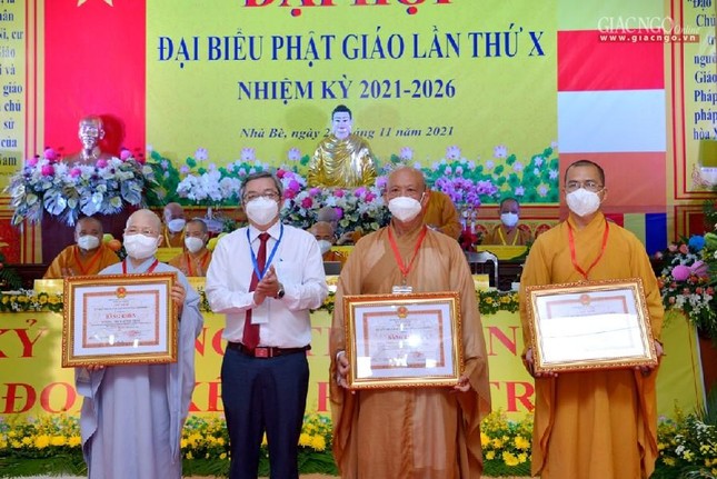 Ông Võ Phan Lê Nguyễn trao Bằng khen của Ủy ban Nhân dân TP.HCM đến các các nhân có những đóng góp trong các hoạt động Từ thiện xã hội của Phật giáo Nhà Bè