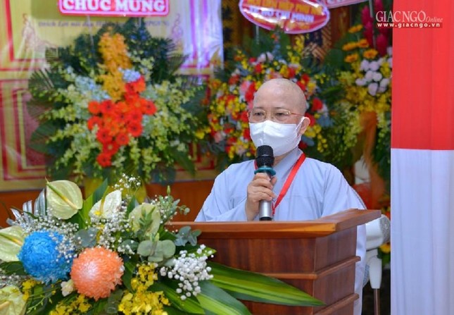 Ni trưởng Thích nữ Như Thảo thay mặt Tiểu ban Nhân sự đại hội giới thiệu nhân sự suy cử vào Ban Trị sự Phật giáo huyện Nhà Bè nhiệm kỳ 2021-2026