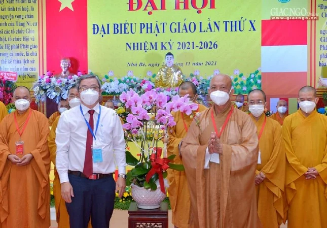 Ông Võ Phan Lê Nguyễn đại diện chính quyền huyện Nhà Bè trao hoa chúc mừng đến tân Ban Trị sự Phật giáo huyện nhiệm kỳ 2021-2026