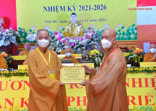 Thượng tọa Thích Thiện Từ trao 20 triệu đồng ủng hộ mua vắc-xin đến Hòa thượng Thích Huệ Văn