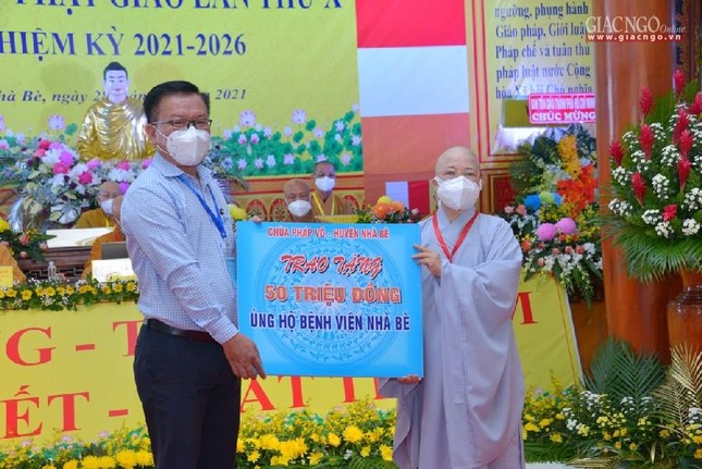 Trao 50 triệu đồng ủng hộ đến Bệnh viện Nhà Bè và trung tâm y tế huyện