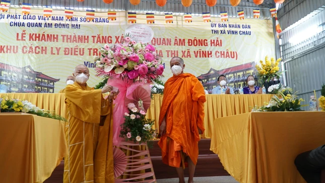 Lẵng hoa chúc mừng của Phật giáo tỉnh Sóc Trăng