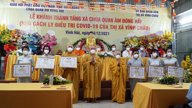 Chư tôn đức và Phật tử nhận bằng công đức của Phật giáo tỉnh Sóc Trăng