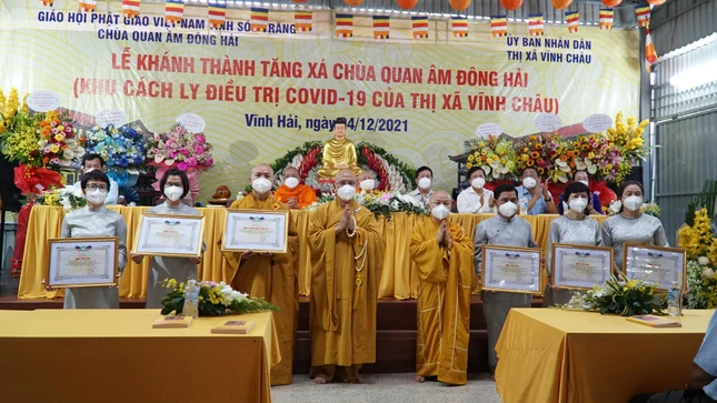 Chư tôn đức và Phật tử nhận bằng công đức của Phật giáo tỉnh Sóc Trăng